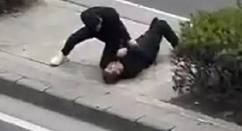 على مرأى من والدته.. انهال ضربا وركلا على أبيه وكاميرا توثق ما حصل