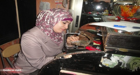 فتاة فلسطينية تبدع الرسم على الفضة... شاهدوا بالفيديو