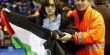 حفيدة جيفارا تقتحم ملعبا وترفع علم فلسطين