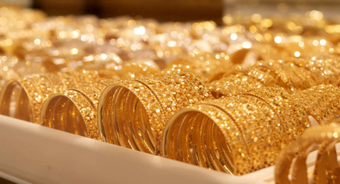 زكاة الذهب المهدَى للبنت من أمها حيث لا تلبسه البنت وأحيانا تلبسه أمها