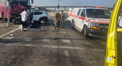 مصرع سائق في حادث تصادم بين حافلة ومركبة على شارع 581