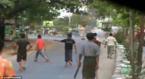 حرق شاب مسلم فى بورما على يد الجماعات البوذية حرق شاب مسلم فى بورما على يد الجماعات البوذية
