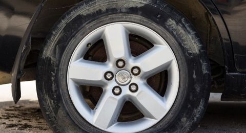 7 نصائح اتبعها حين انفجار أحد إطارات السيارة أثناء القيادة