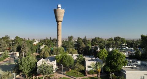 عومر – محاضِرة في جامعة 