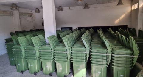 بلدية الناصرة تبدأ بتوزيع حاويات جديدة للنفايات