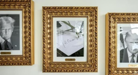 ترامب يستبدل صورة بايدن في البيت الأبيض بصورة قلم توقيع آلي