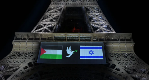 برج إيفل يضيء بالعلمين الفلسطيني والإسرائيلي في رسالة سلام رمزية