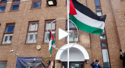 رفع العلم الفلسطيني فوق مبنى البعثة الفلسطينية في لندن