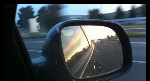 الأم ورطت ابنها بقيادة سيارة بدون رخصة!