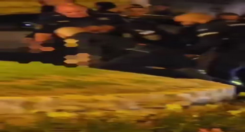 الشرطة تقتحم فعالية فنية في حيفا وتعتدي على المشاركين وتعتقلهم، بينهم بابا نويل