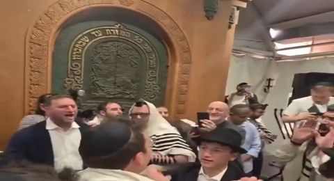 مستوطنون يحتفلون داخل الحرم الإبراهيمي بالخليل وسط تشكيك في صحة الفيديو مستوطنون يحتفلون داخل الحرم الإبراهيمي بالخليل وسط تشكيك في صحة الفيديو