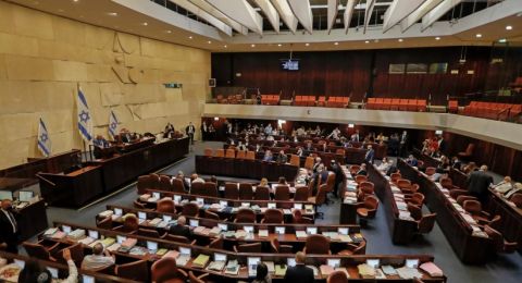 الكنيست يقرّ أمرًا مؤقتًا يوسّع صلاحيات إغلاق وسائل إعلام أجنبية