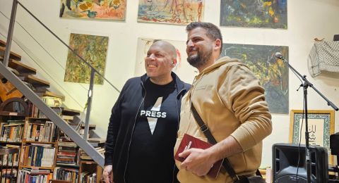 الناصرة تضحك رغم وعلى الاستدعاء: عامر زهر يعود من التحقيق ليكمل ثلاث عروض ناجحة في “ليوان”