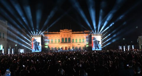 تامر حسني يعود إلى المسرح بعد أزمته الصحية ويلاقي استقبالًا حافلًا