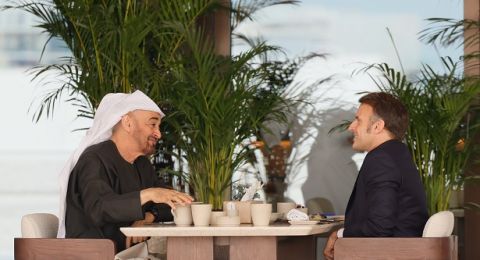 ماكرون يصل إلى الإمارات في زيارة تستمر يومين