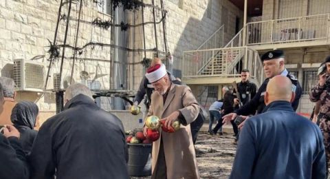 جنين: مسلمون ومسيحيون يرمّمون شجرة الميلاد ردًا على احراقها "محاولة خبيثة لزرع الفتنة"