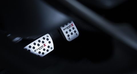 سر ارتفاع دواسة الفرامل عن دواسة البنزين في السيارة