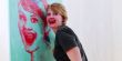 رسامة أميركية تنجز لوحاتها بأحمر الشفاه فقط!