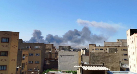 الجيش الإسرائيلي: سلاح الجو بدأ سلسلة ضربات على أهداف عسكرية في غرب إيران أعلن الجيش الإسرائيلي أن سلاحه الجوي بدأ صباح اليوم تنفيذ سلسلة ضربات لأهداف عسكرية في غرب إيران.  الجيش الإسرائيلي: سلاح الجو بدأ سلسلة ضربات على أهداف عسكرية في غرب إيران غارة إسرائيلية على غيران / Gettyimages.ru وأضاف في بيان رسمي أن الغارات استهدفت أيضا منصات صاروخية كانت في حالة استعداد للإطلاق باتجاه الأراضي الإسرائيلية، بالإضافة إلى عدد من جنود القوات المسلحة الإيرانية  وأكد البيان أن المنصات التي أطلقت صواريخ نحو إسرائيل قبل وقت قصير تم تحييدها بسرعة.  هذا وشنت إسرائيل فجر الـ13 من يونيو عملية عسكرية ضد إيران، متهمة إياها بتطوير برنامج نووي عسكري سري قالت إنه اقترب من 