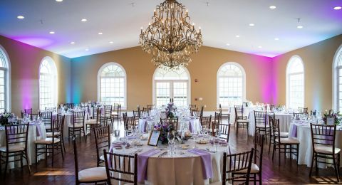 ما دور الثريات في ديكورات حفلات الزفاف؟ خبيرة تجيب