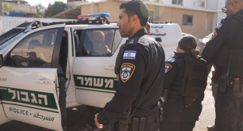 قوات شرطة تقتحم رهط وتعتقل أكثر من 30 مشتبها بهم