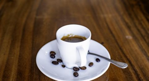 كيف يؤثر الكافيين على العمر البيولوجي للخلايا؟