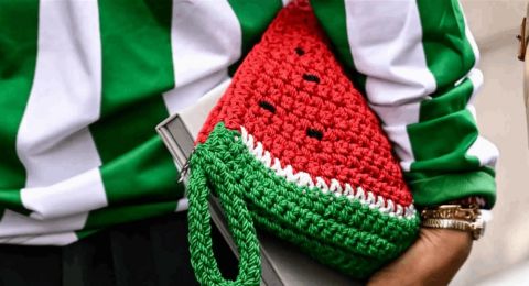 حقائب الكروشيه تتصدّر موضة الصيف