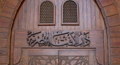 هل يجوز للمرأة تعليم الرجال تلاوة القرآن وعلومه؟.. الإفتاء تحسم الجدل