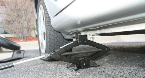 خطوات آمنة لاستخدام رافعة السيارة بلا مخاطر