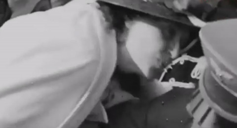 فتاة أمريكية تحاول تقبيل هتلر.. شاهد ردة فعله