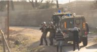 جندي إسرائيلي يطلق النار على ناشطة فلسطينية جندي إسرائيلي يطلق النار على ناشطة فلسطينية