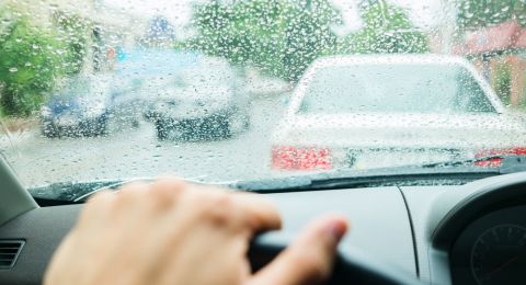 تعليمات مهمة للسائقين بسبب الأجواء العاصفة