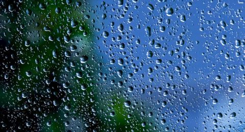 حالة الطقس: أجواء غائمة وأمطار متفرقة