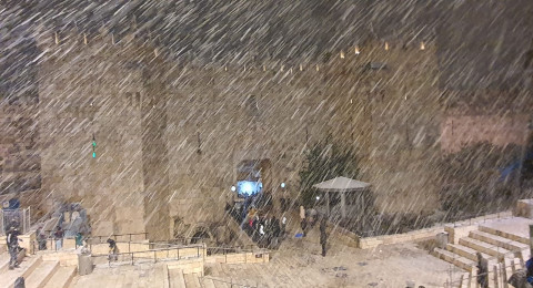 بالصور والفيديو: الثلوج تتراكم في مدينة القدس واحيائها