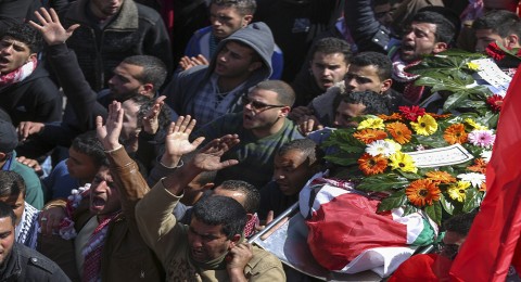 جماهير غفيرة تشيع جثمان الشهيد وشحة إلى مثواه الأخير في بيرزيت جماهير غفيرة تشيع جثمان الشهيد وشحة إلى مثواه الأخير في بيرزيت