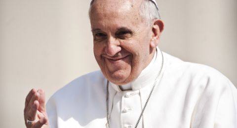 البابا فرانسيسكو يعاني من ضيق في التنفس ويتلقى العلاج في المستشفى