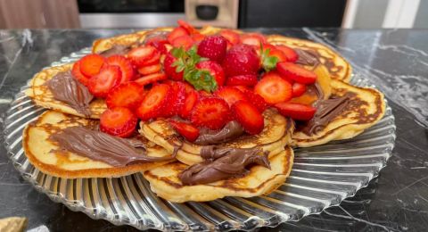 زي المحلات.. طريقة عمل بان كيك الفراولة