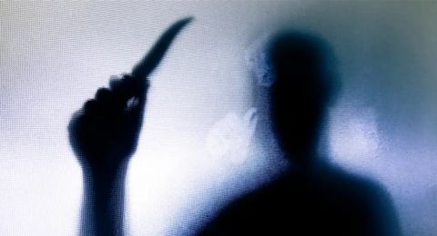 هدد كل من حاول إنقاذها.. مصري يطعن زوجته بسكين بعد خلافات