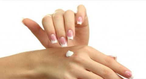 احذر ترطيب اليدين باستمرار