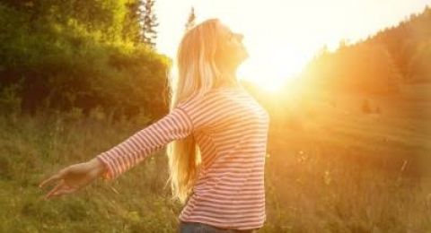 ما أفضل وقت للتعرض لأشعة الشمس من دون الإضرار ببشرتك؟