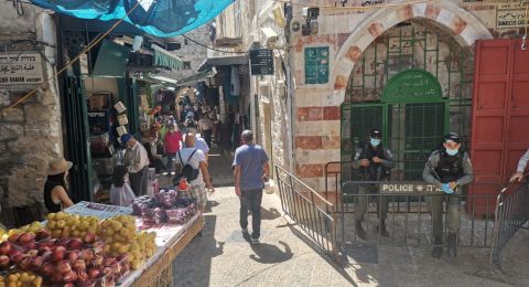 مصلون يستعدون لأداء صلاة الجمعة بالمسجد الاقصي