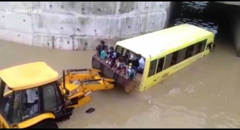 مياه الفيضانات تحتجز 35 طفلاً في حافلة مدرسية..