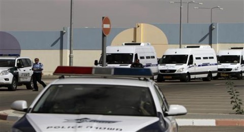 الأسرى من مصر يمرون الحدود إلى بلادهم الأسرى من مصر يمرون الحدود إلى بلادهم
