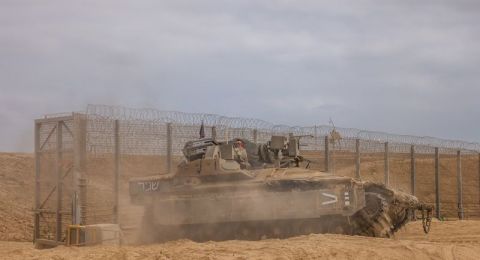 أحزمة نارية ونسف مبانٍ.. قصف إسرائيلي عنيف على جنوب غزة بالتزامن مع تسريبات خطة أمريكية لإعادة تقسيم القطاع