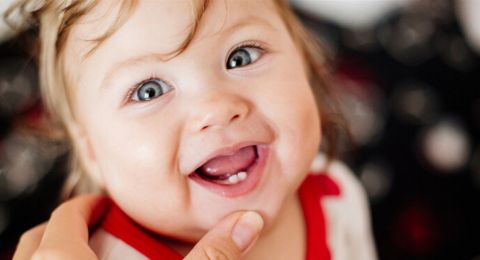 طريقة آمنة للتخفيف من آلام التسنين المزعجة عند الأطفال... ما هي؟
