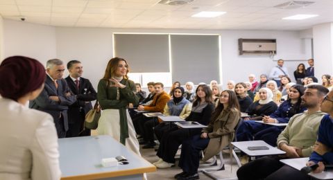 الملكة رانيا تزور الجامعة الأردنية وتشارك بفعاليات التوعية الصحية