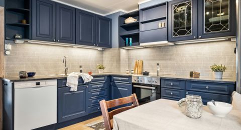 ألوان خزائن المطبخ الرائجة لعام 2026: بين الجرأة والطبيعة واللمسات الكلاسيكية