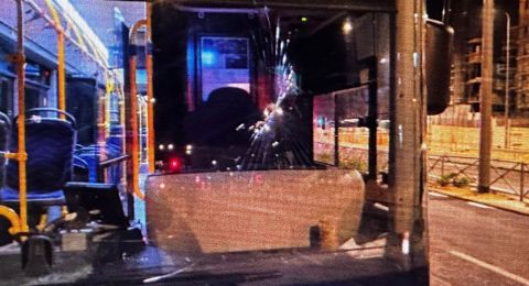 القدس: اعتقال 3 شبان بعد اعتدائهم على سائق حافلة وإلحاق أضرار بحافلتين عموميتين