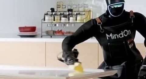 شركة ناشئة صينية تكشف عن روبوت شبيه بالإنسان يتقن أداء وظائف منزلية مختلفة