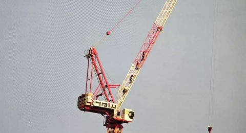 القدس: تخليص فتى من فوق رافعة في مبنى مكوّن من 36 طابقًا